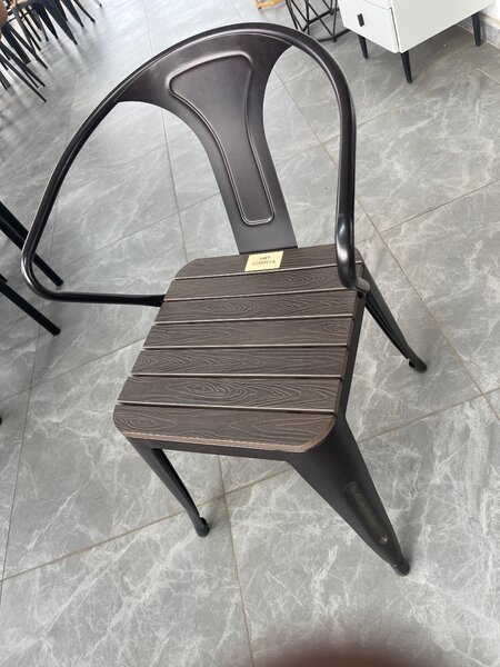 Chaise en fer massif élégant