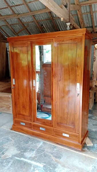 Armoire en bois avec miroir