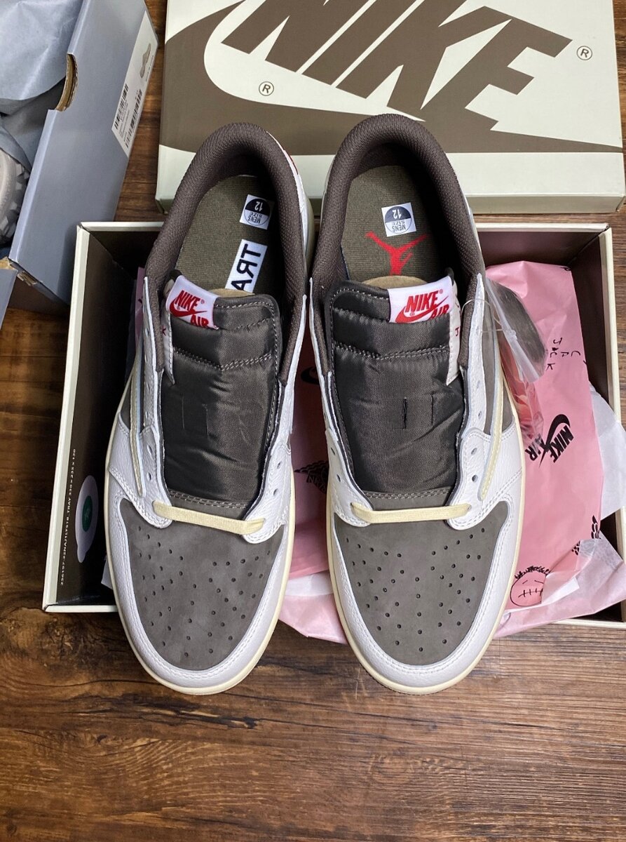 TRAVIS SCOTT AIR JORDAN 1 LOW