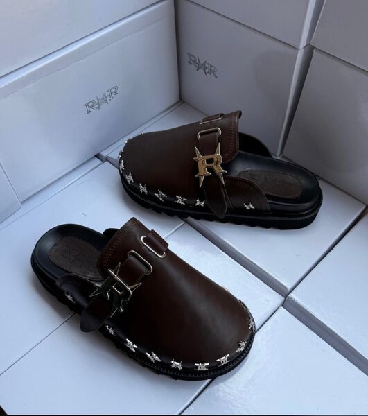 Sabots stylés avec ornement