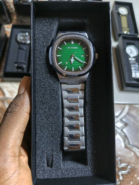 Montres élégantes métalliques