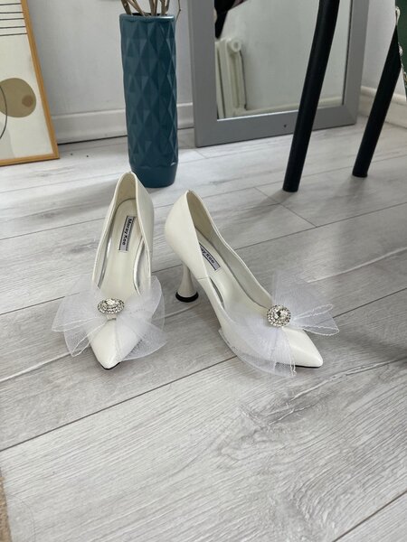 Белые туфли от Mary Kee