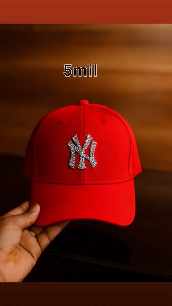 Casquette rouge diamantée