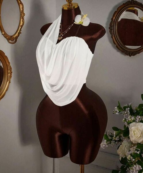 Haut drapé blanc élégant