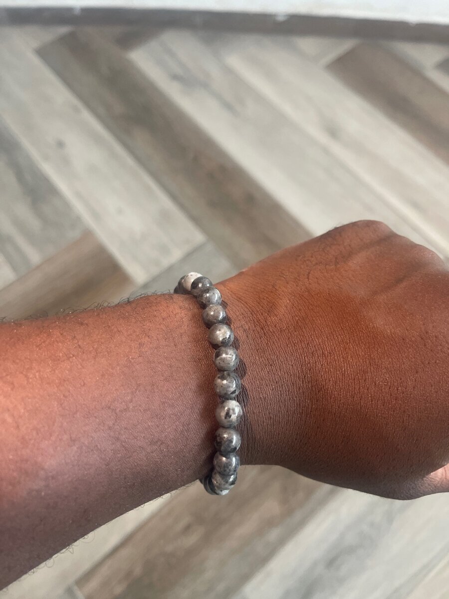 Bracelet homme femme paire de bracelet sur la main de pierre