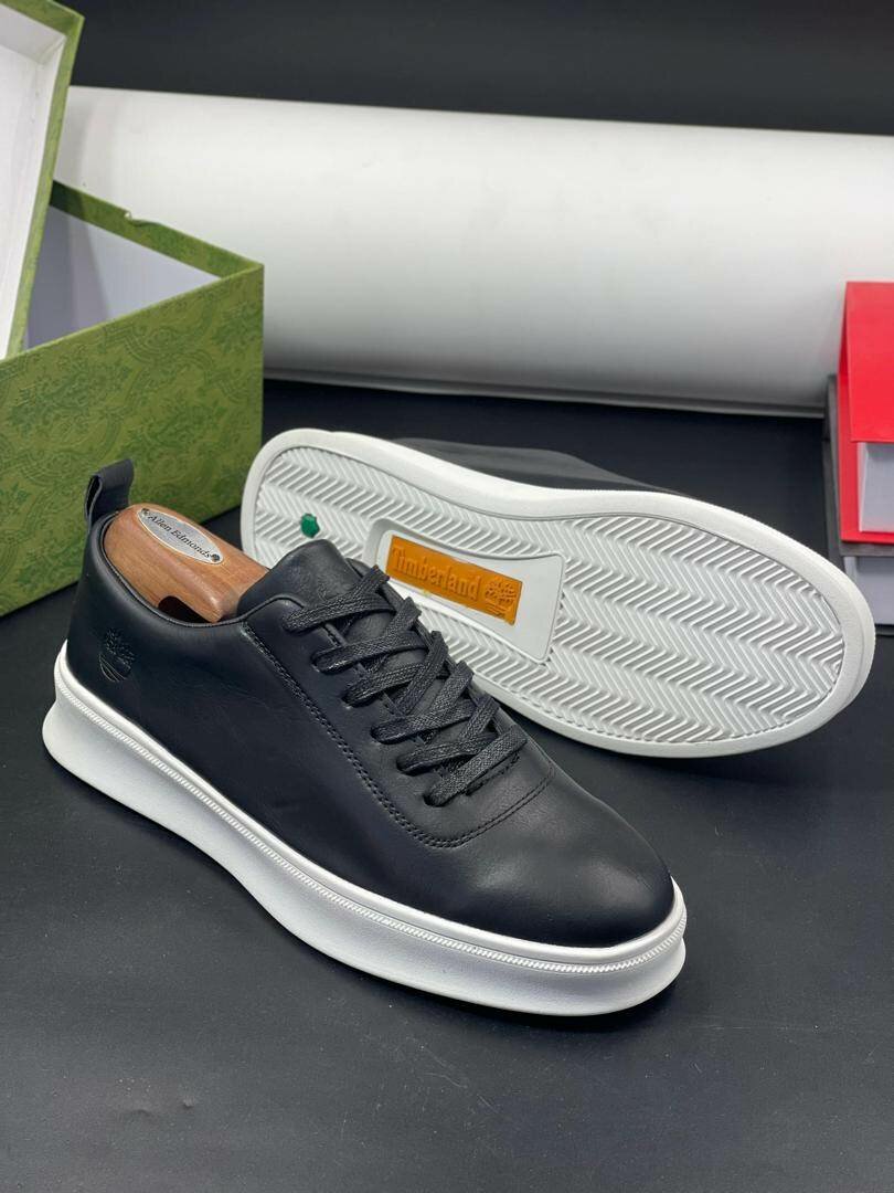 TIMBERLAND BLACK AND WHITE