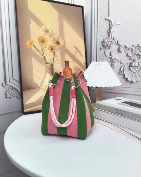 Sac à main rayé élégant