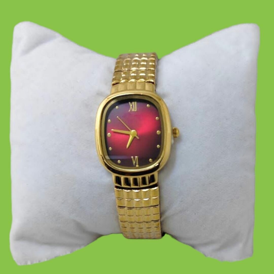 Montre élégante dorée