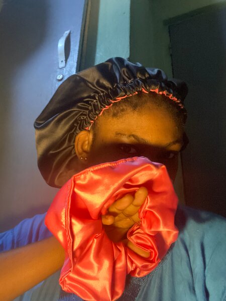 Bonnet en satin réversible coloré