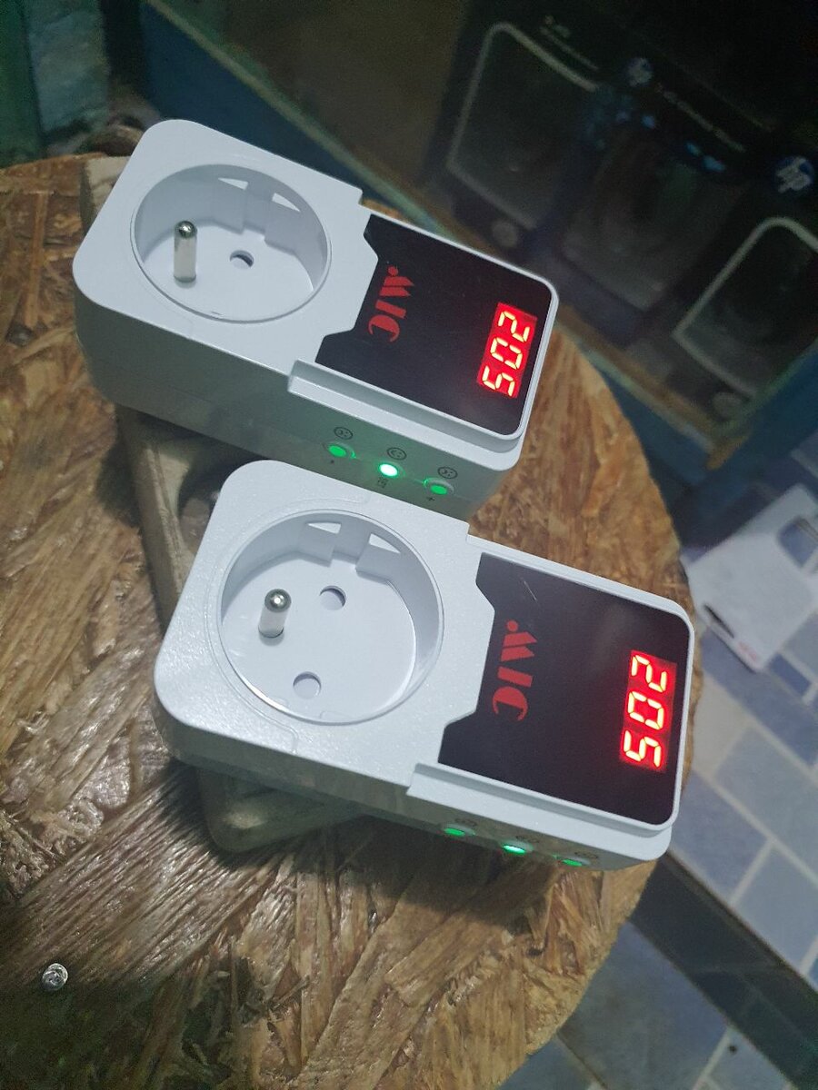 Prise intelligente avec affichage LED