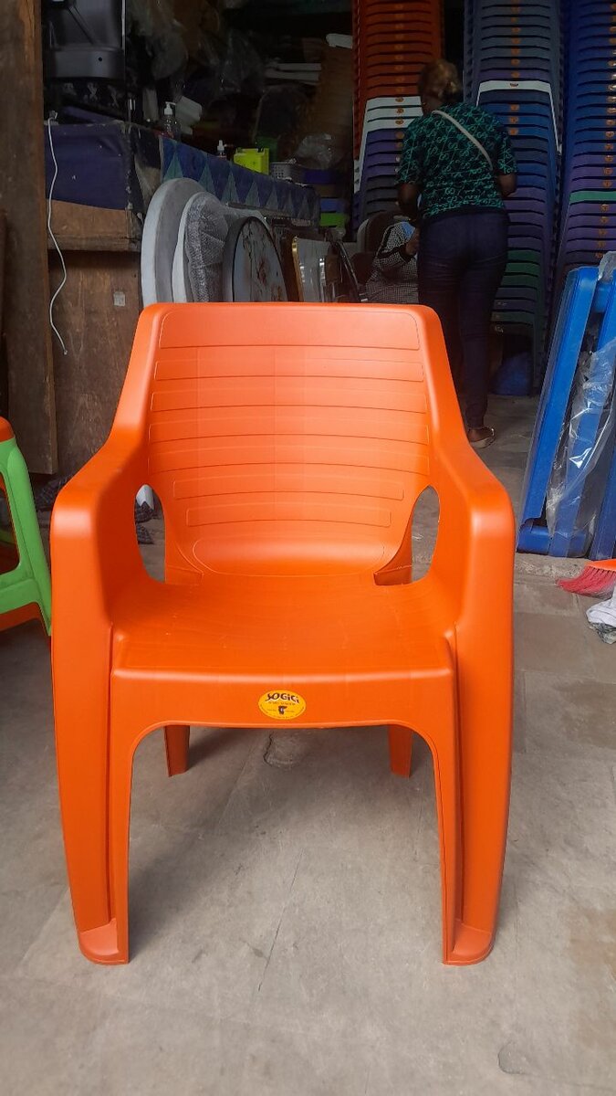 Chaises en plastique empilables