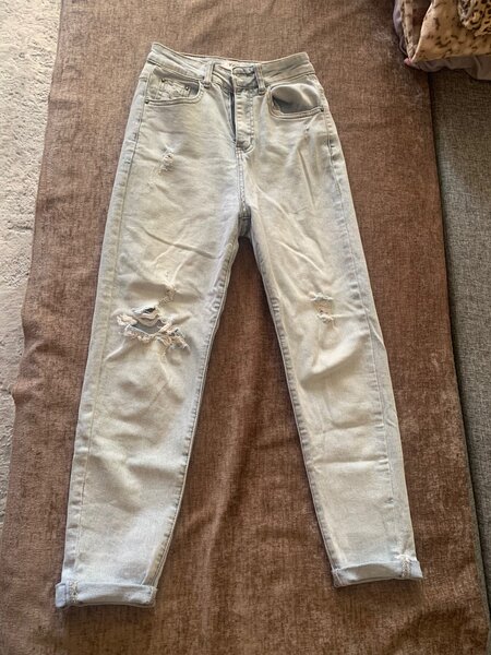 Джинсы с дырками