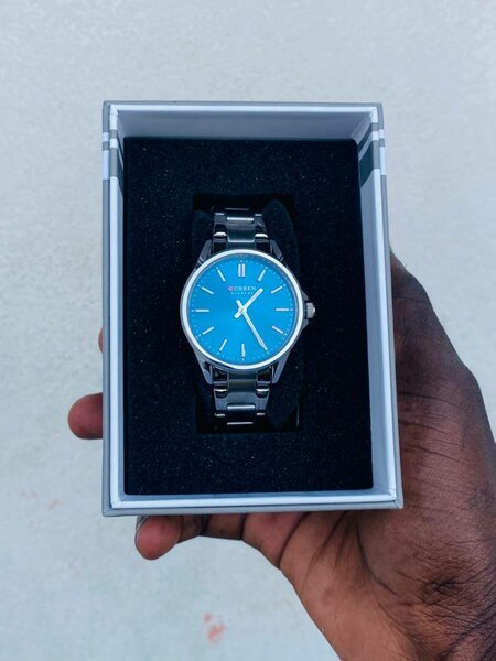 Montre Élégante Bleu Acier