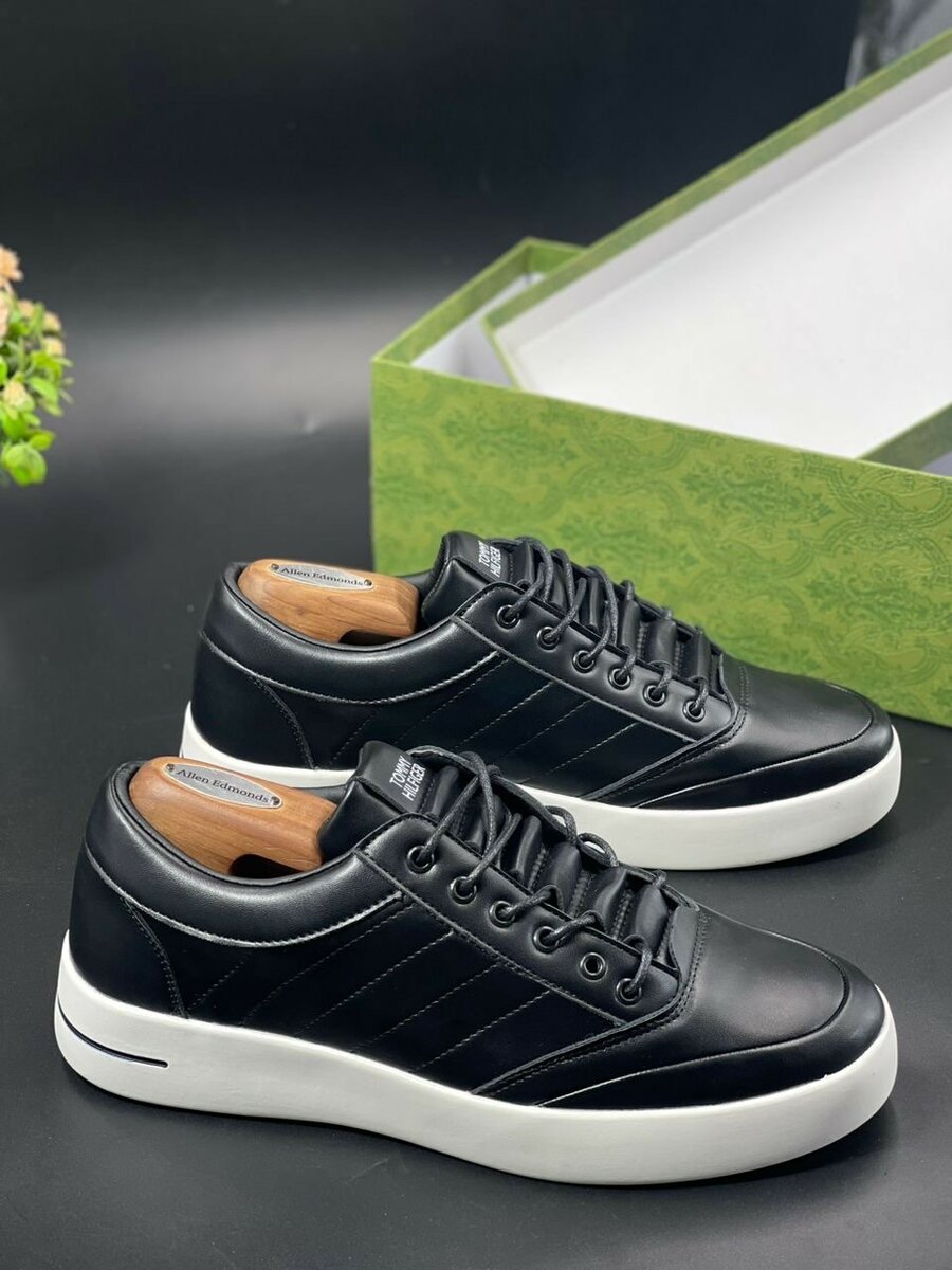 TOMMY HILFIGER BLACK AND WHITE