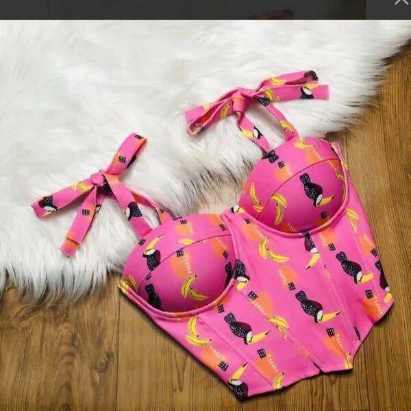 Haut féminin moderne et stylé