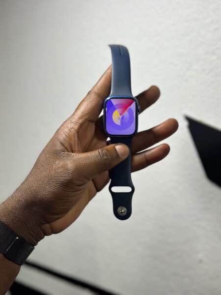 Apple Watch Series 7 , 45 mm état 10/10 avec le chargeur