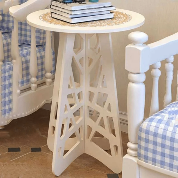 TABLE DE REVUE DE SALON, CHAMBRE MODERNE SIMPLE ET RONDE.