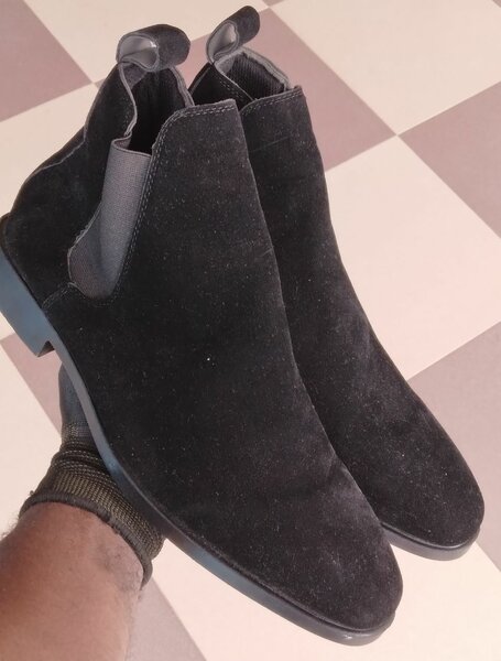 A pair of leather men Shoes, it has round toed, cushioned fo