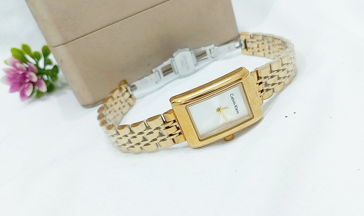 Montre dorée élégante femme