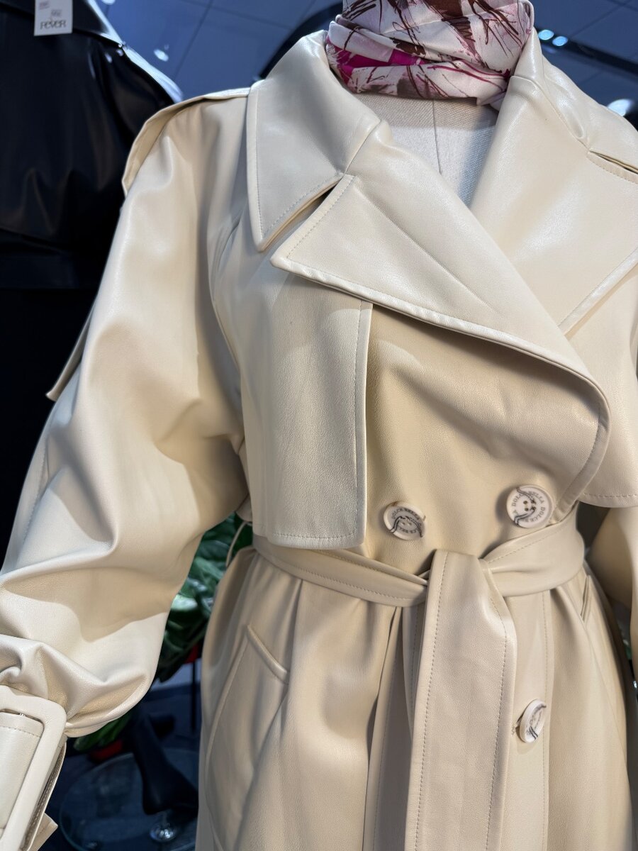 Тренч бежевого цвета из экокожи