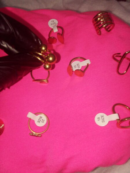 Bagues dorées élégantes