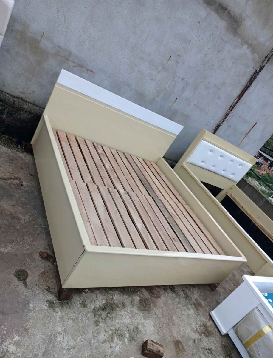 Lit double moderne en bois