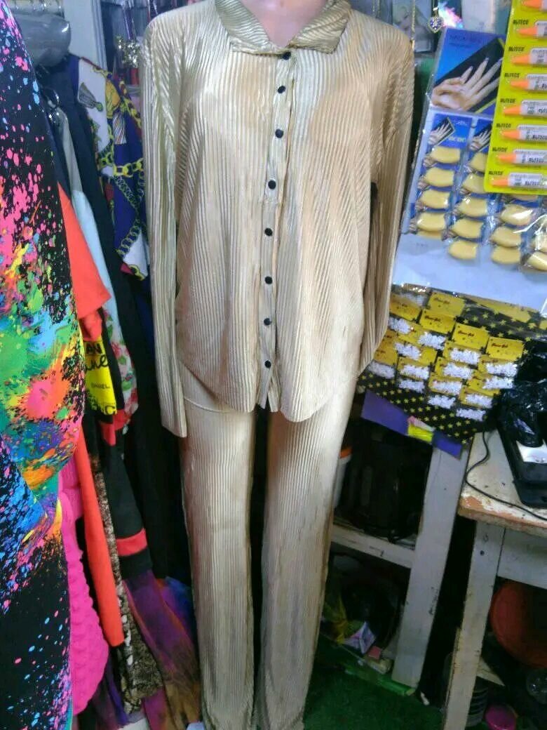 Pyjama en soie dorée