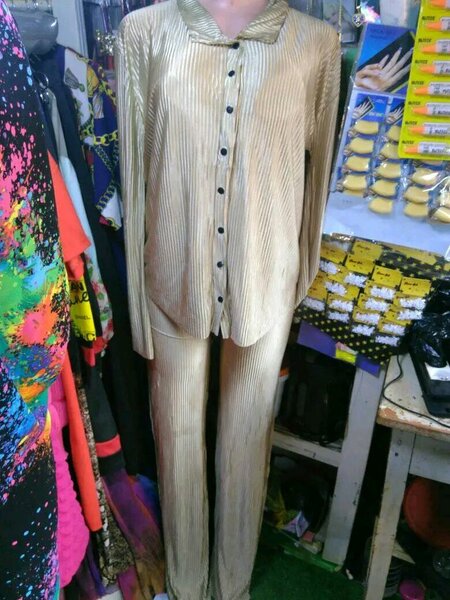 Pyjama en soie dorée