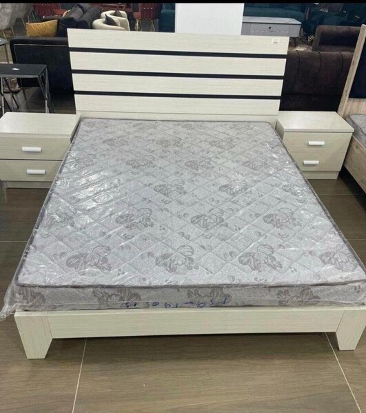 Lit moderne avec matelas