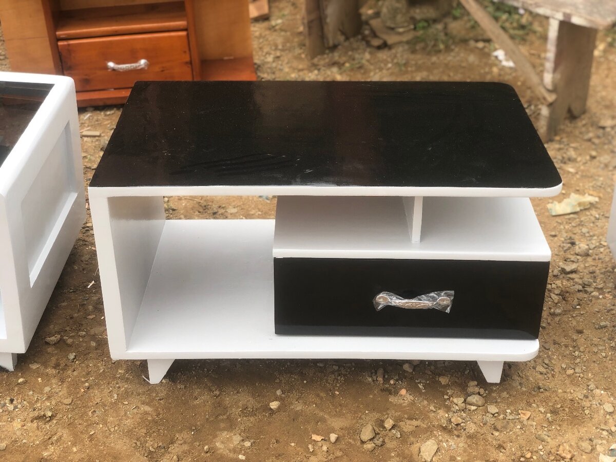 TABLE CENTRALE ET MEUBLES TÉLÉ