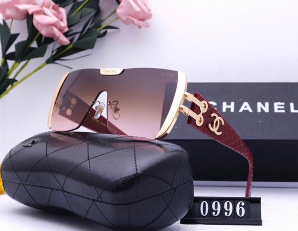 Luxury women sunglasses.300 cedis in  pouch,500 cedis in bra
