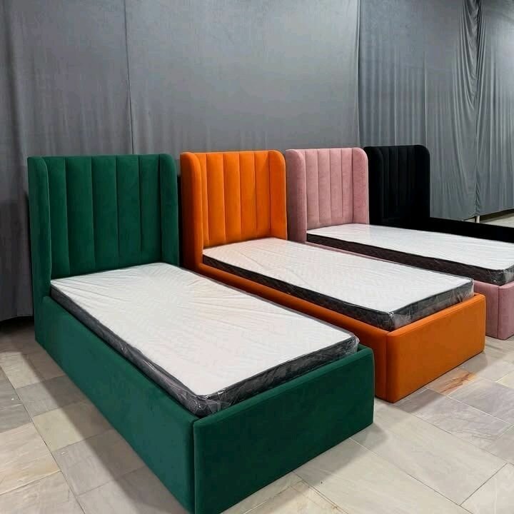 Lit simple rembourré moderne