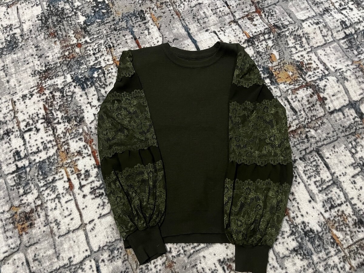 Темно-зеленая кофта с кружевными рукавами