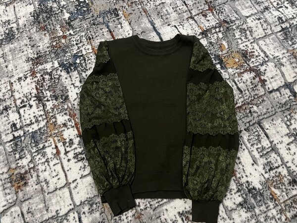 Темно-зеленая кофта с кружевными рукавами