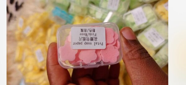 Papier savon pétales colorés