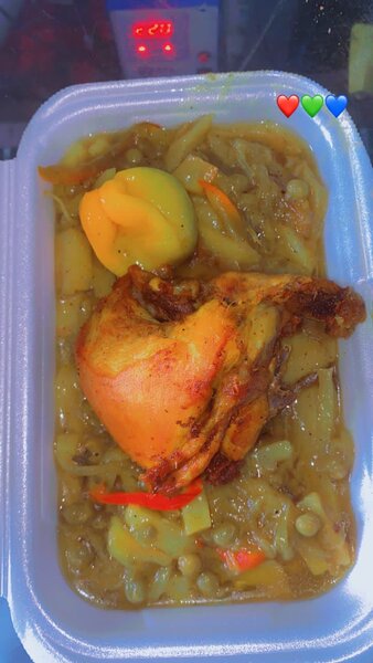 Frite et petit pois poulet