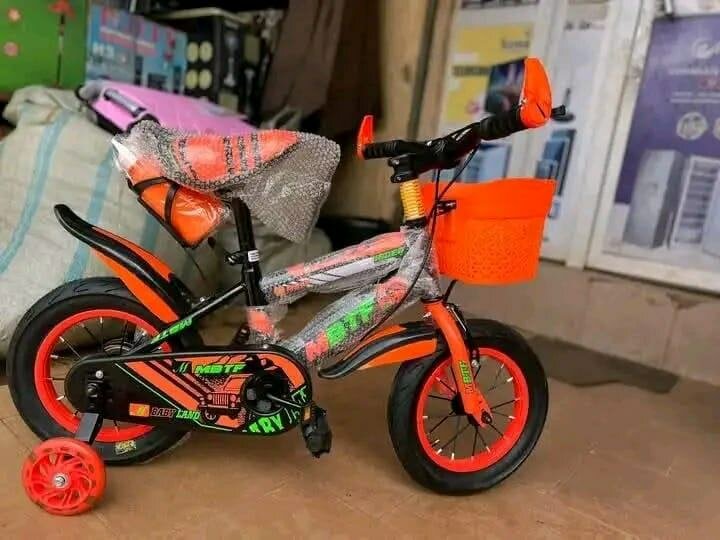 Vélo enfant avec roues stabilisatrices