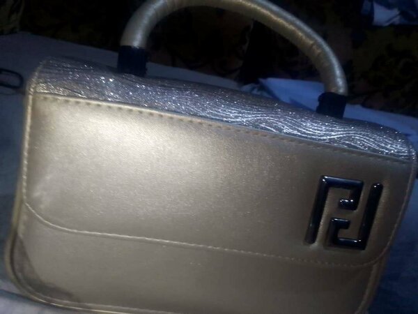 Sac à main doré élégant