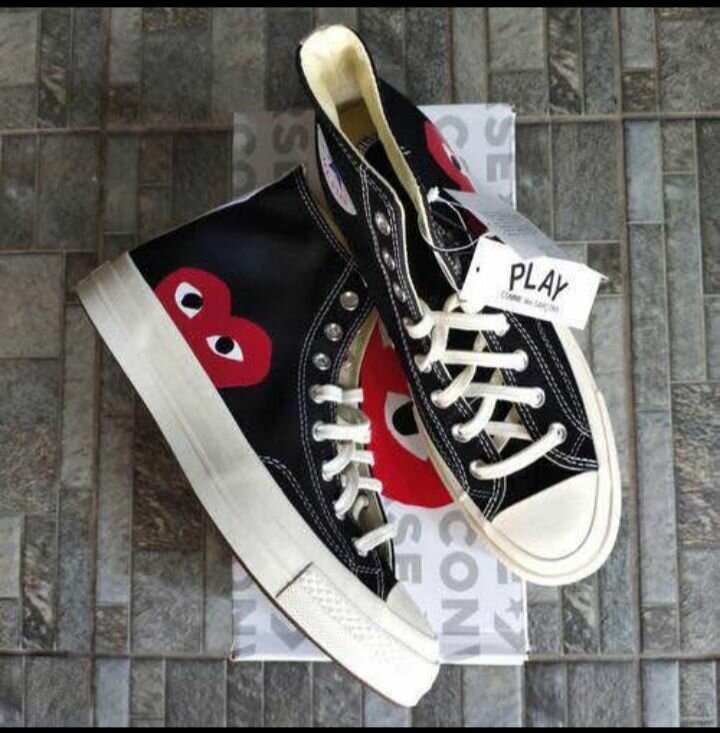 Baskets noires avec cœur rouge