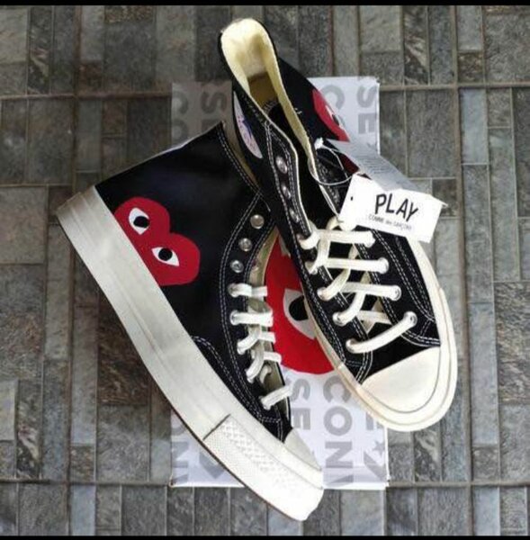 Baskets noires avec cœur rouge