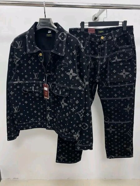 Veste et jean en denim imprimé