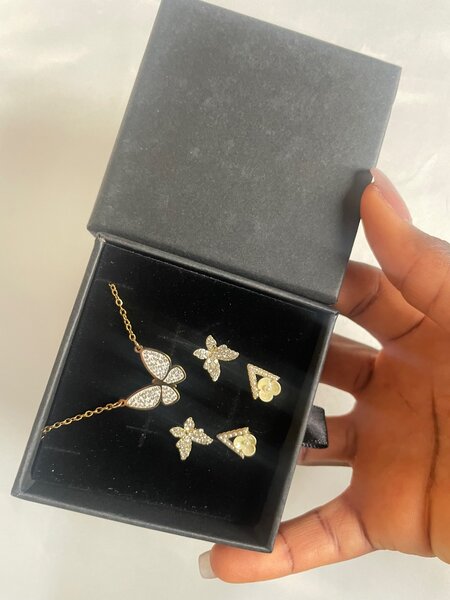 Necklace and earring set