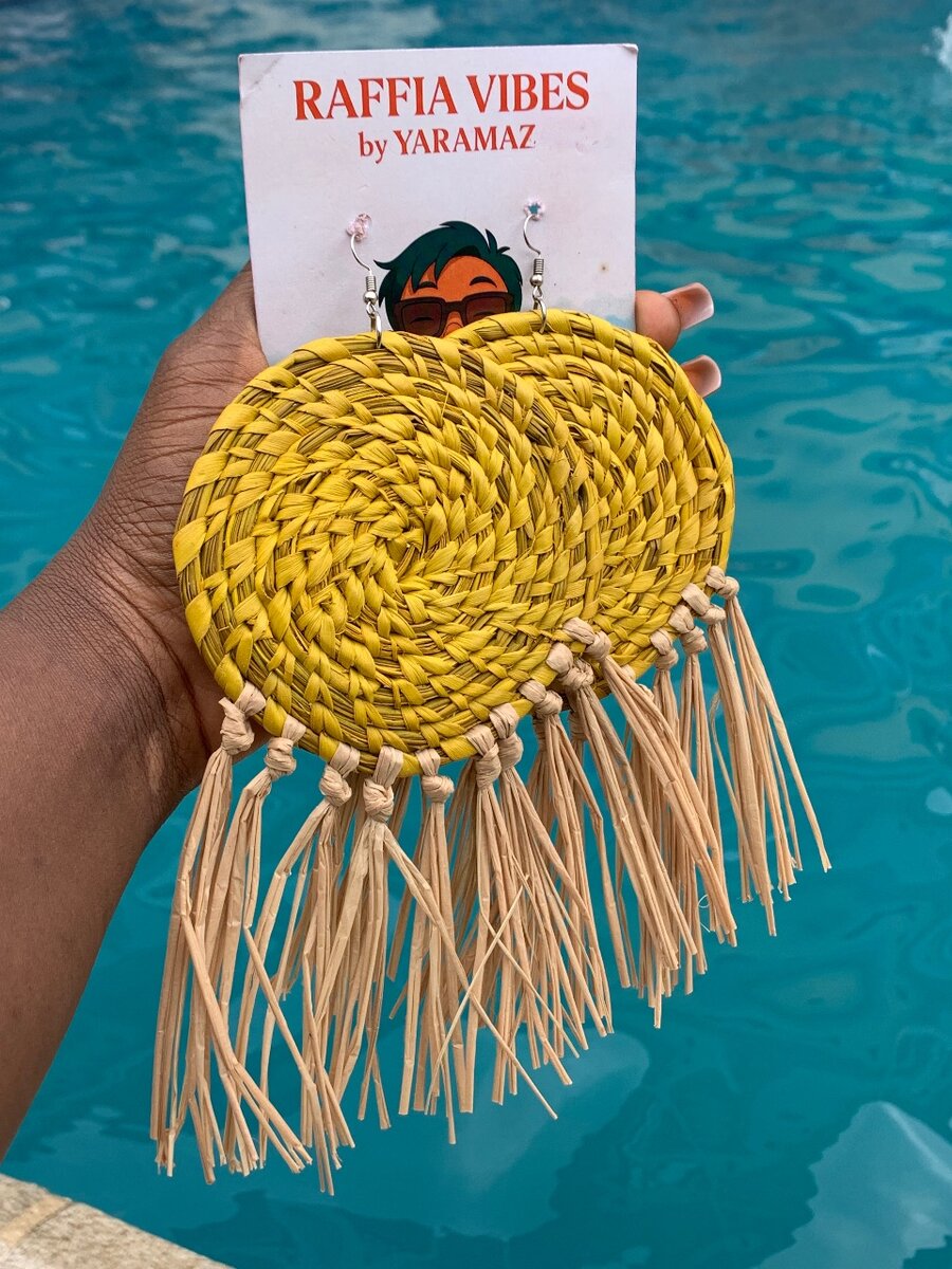 Boucles doreilles en raphia