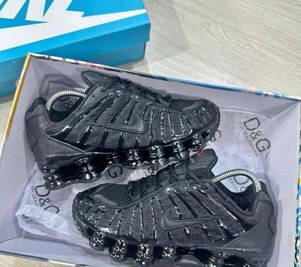 Baskets Shox Blanches et Noires