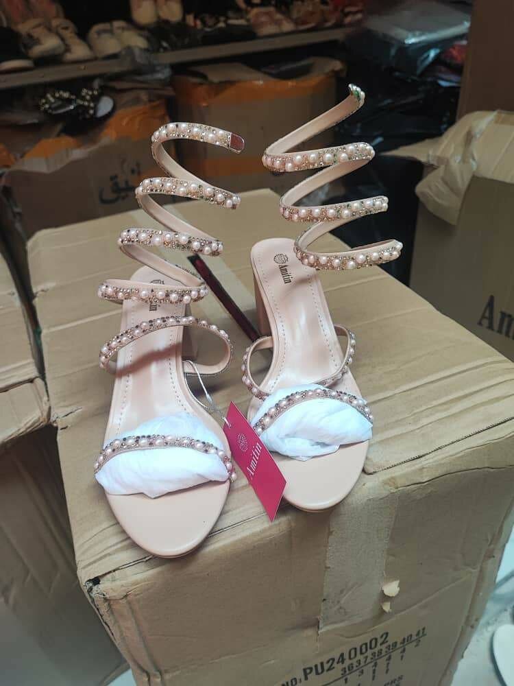 Sandales à talons spirales perlées