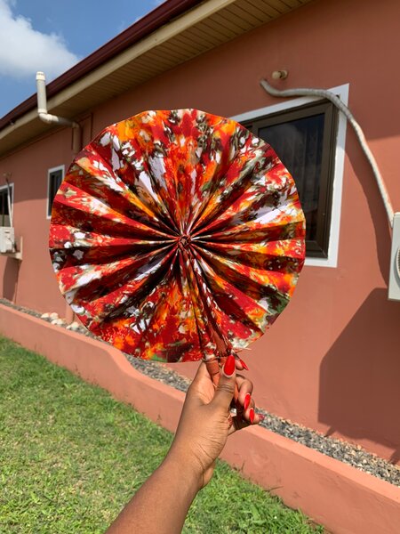 Éventail pliable coloré