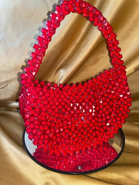 Sac à main en perles rouges