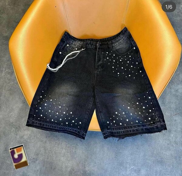 Jean noir avec chaînes et perles