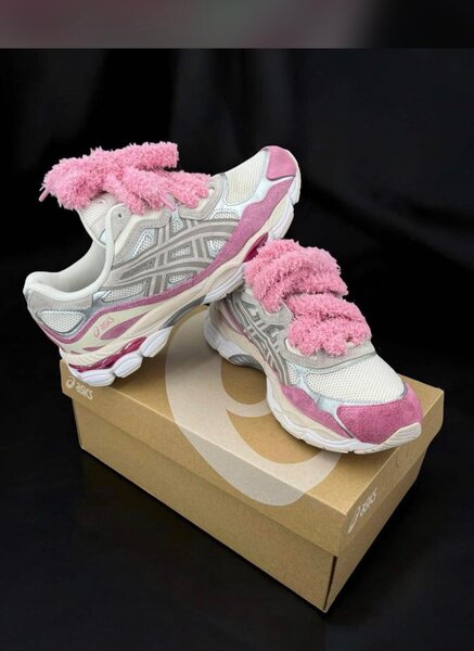 Baskets ASICS roses peluche