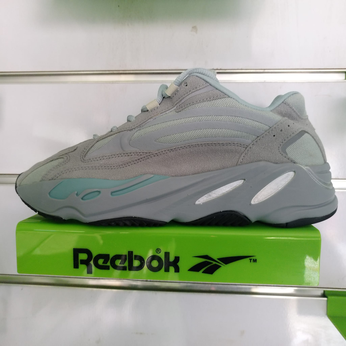 Adidas Yeazy 700 V2 Boost